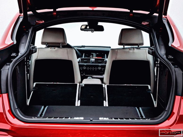 The luggage compartment of the car BMW X4