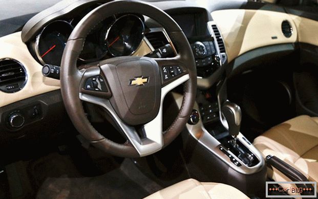 The quality of the finishing materials and the great adjustment possibilities are the distinctive qualities of the Chevrolet Cruze saloon.