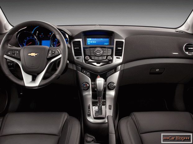 Chevrolet Cruze car interior порадует владельца качеством отделочных материалом и спортивной стилистикой