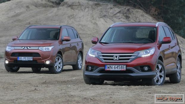 Mitsubishi Outlander and Honda CR-V - автомобили,  которые могут похвастаться немалой популярностью среди паркетников