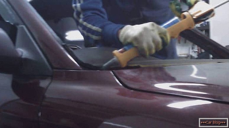 It is important to properly glue the windshield.