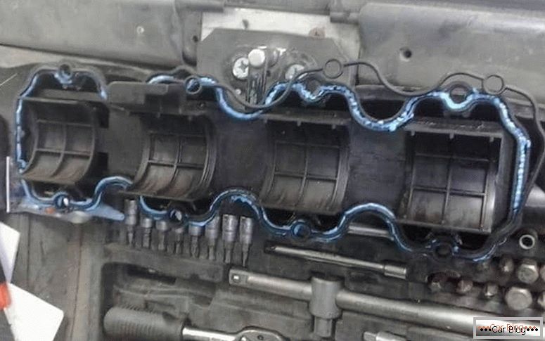 how does the gasket under the valve cover