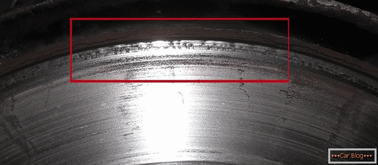 How does the machine for grooving brake discs without removing