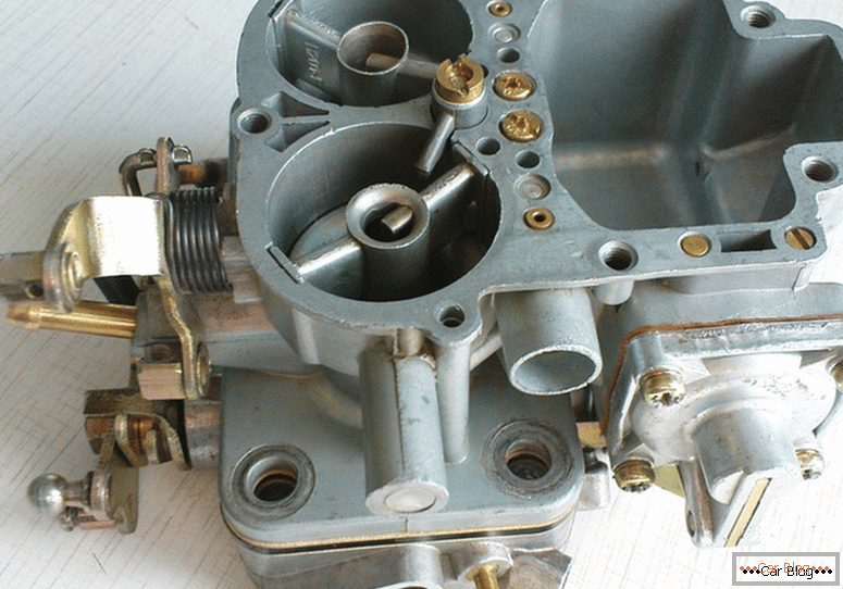 What is the principle of the carburetor