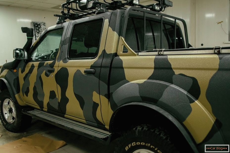 Self-painting car in camouflage