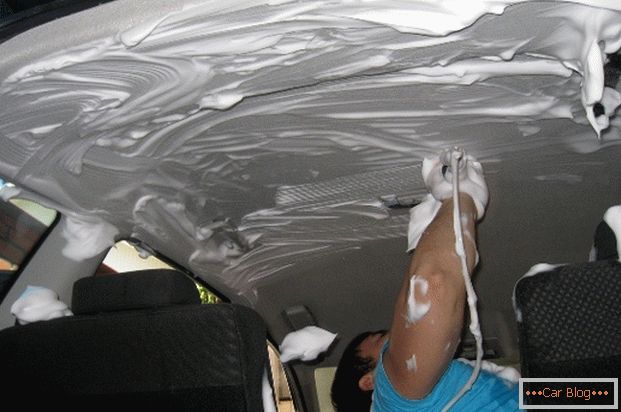 The process of dry cleaning car ceiling