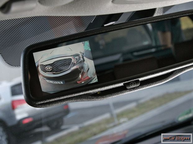 The image from the rear view camera can be transmitted to the mirror with a monitor