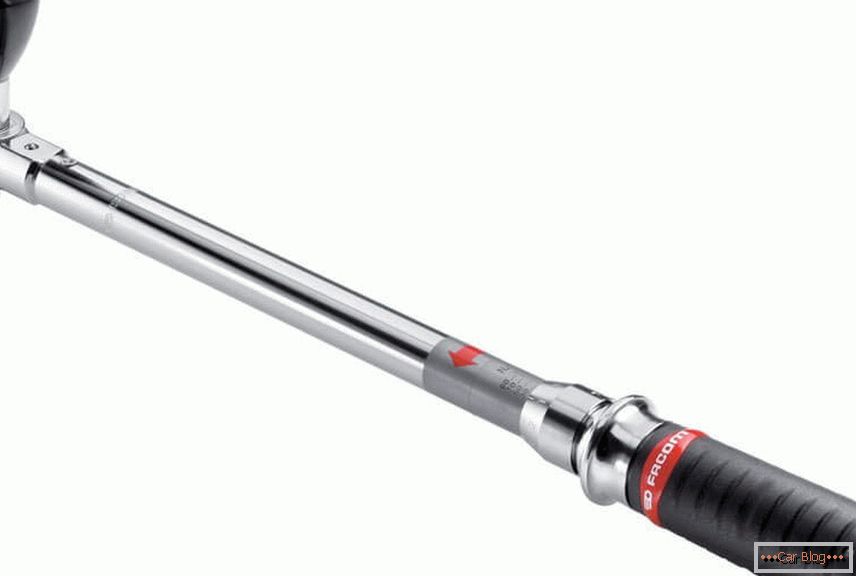 Torque wrench with handle