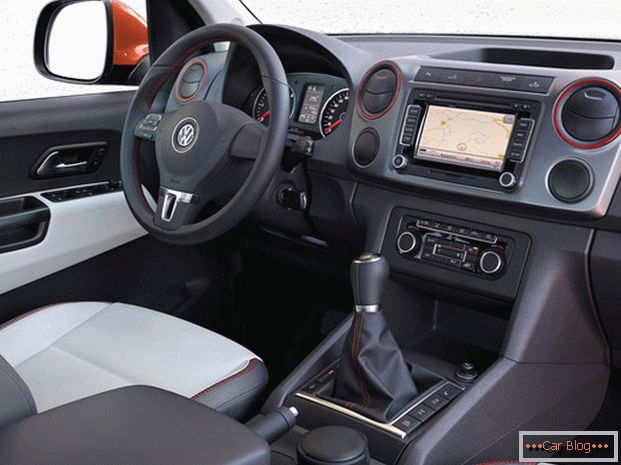 Volkswagen Amarok перенял множество элементов интерьера у своих собратьев