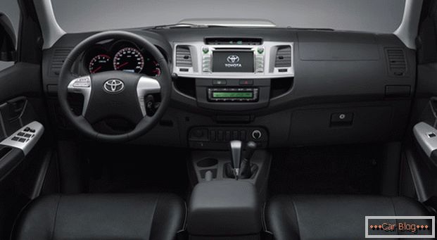 Interior автомобиля Toyota Hajluks не может похвастаться качеством отделки, но комфорт в салоне на высшем уровне