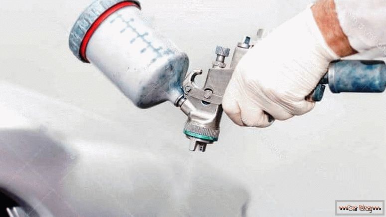 Spray gun provides a uniform thickness of paint and varnish