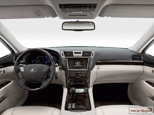 Interior Lexus LS and its acoustics