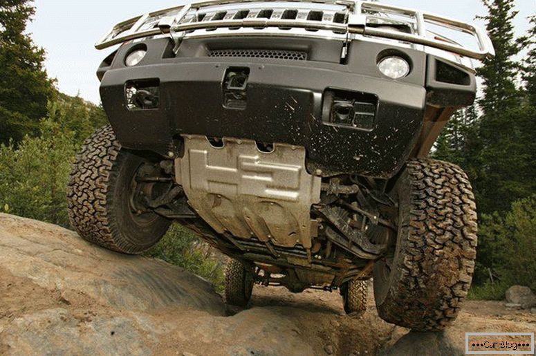 Bottom view of the Hummer H2 SUV photo
