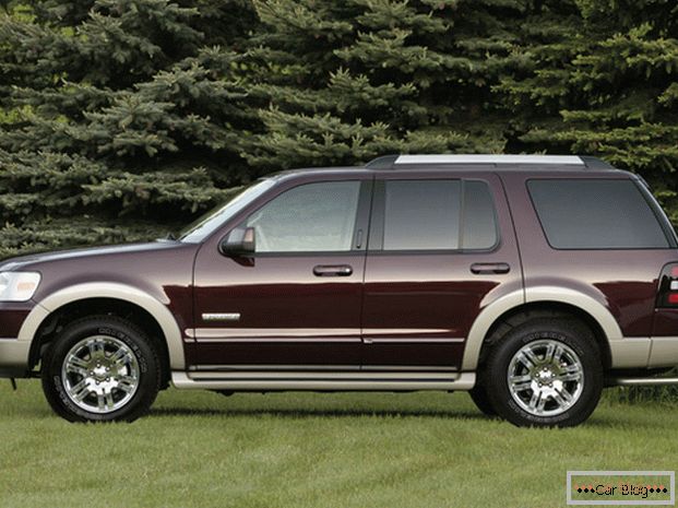 Ford Explorer Car: Side View