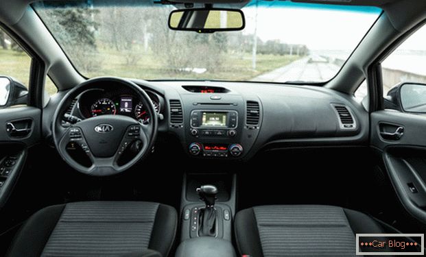 KIA Cerato car interior удобные подлокотники и мягкие сиденья