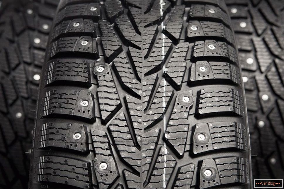 Tire with directional symmetric tread