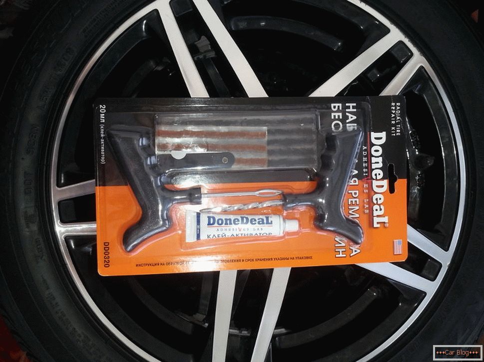 A set of tools for repairing tubeless tires