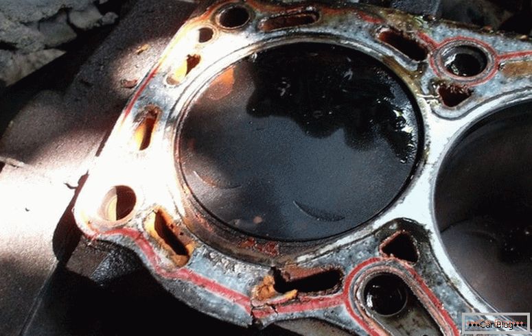 what are the signs of a broken cylinder head gasket