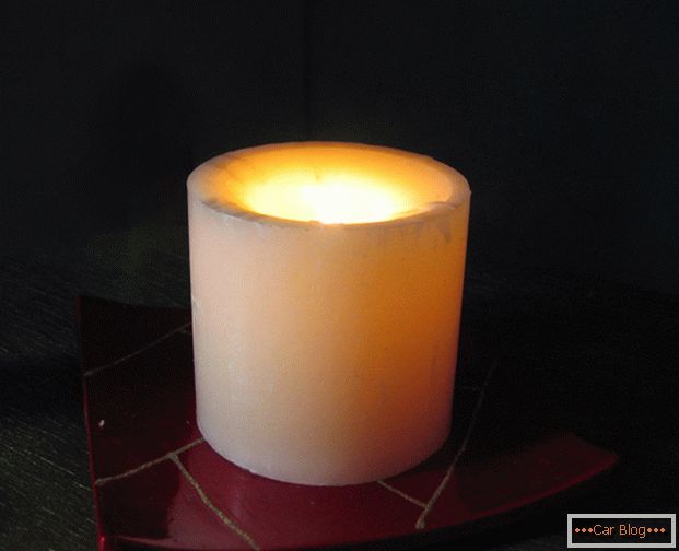 A burning candle will help you warm up in a stalled car.