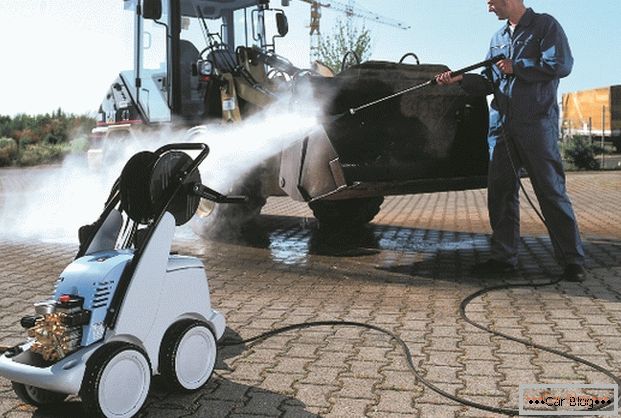 Cleaning and washing a vehicle with Kranzle equipment