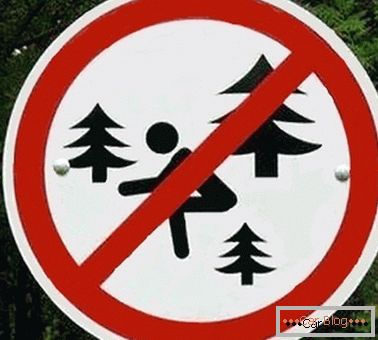 Sign prohibiting to go to the toilet in the woods