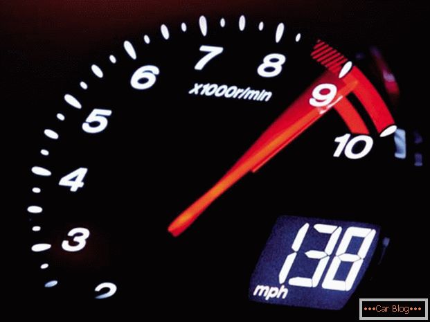 Pay attention to the engine speed for an economical ride.