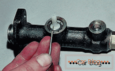 how to disassemble the clutch master cylinder