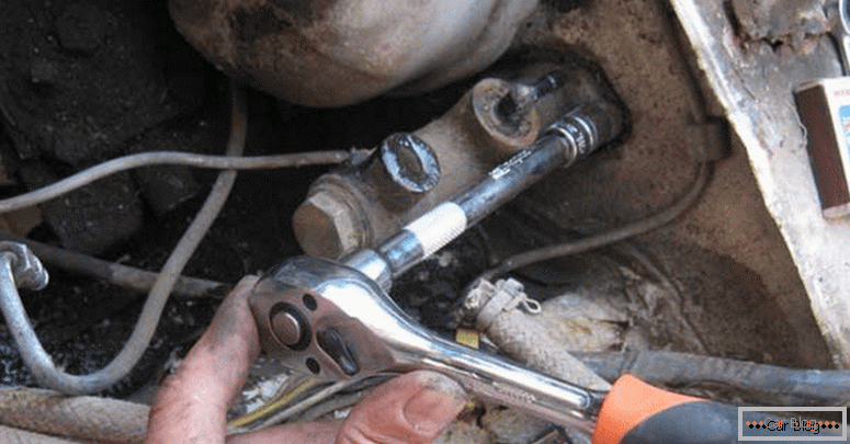 how to replace the clutch master cylinder