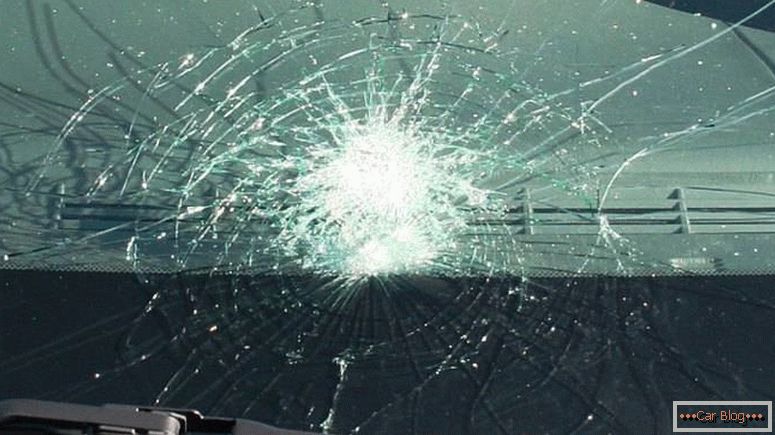 Photo multiple cracks on the windshield
