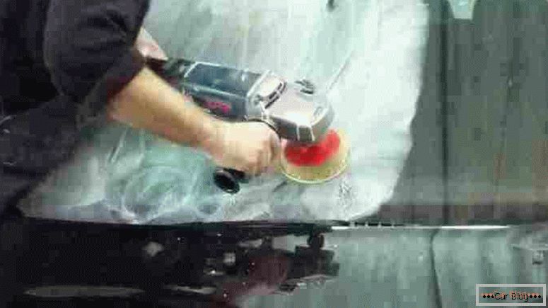 Auto glass polishing using grinders and special paste