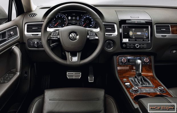 Volkswagen Touareg boasts an expensive and elegant interior