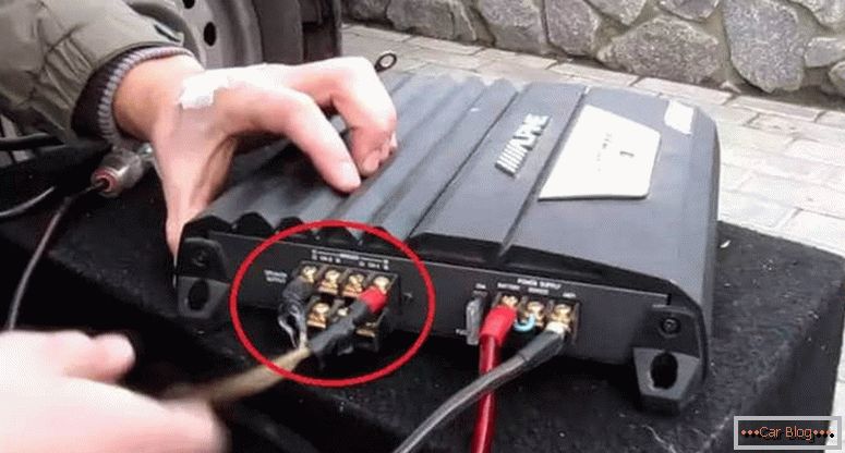 how to connect the subwoofer to the radio with an amplifier