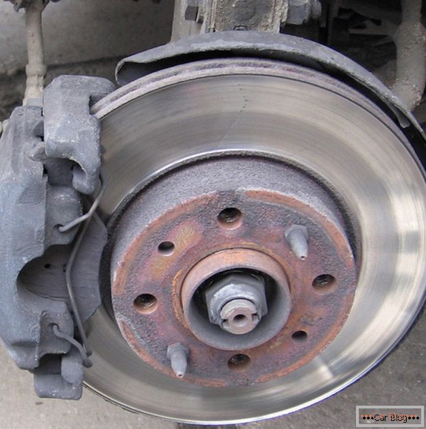 The serviceability of the braking system of the car repeatedly reduces the likelihood of an accident