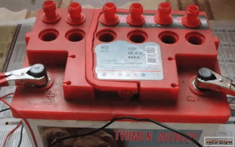 What should be the level of electrolyte in the car battery