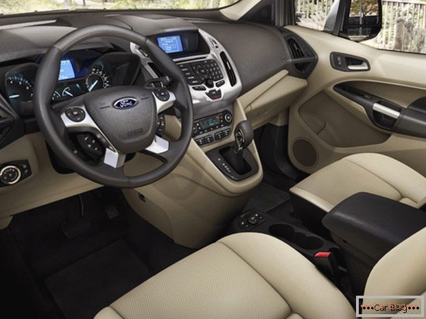 In the Ford Connect cabin, everything is in German with high quality and at hand.