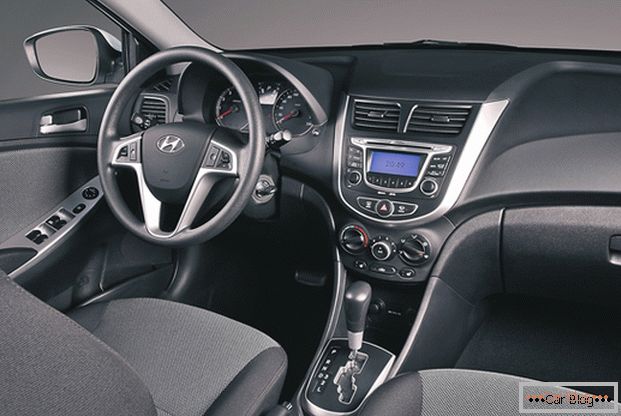 Inside the car Hyundai Solaris you will find elements of modern interior