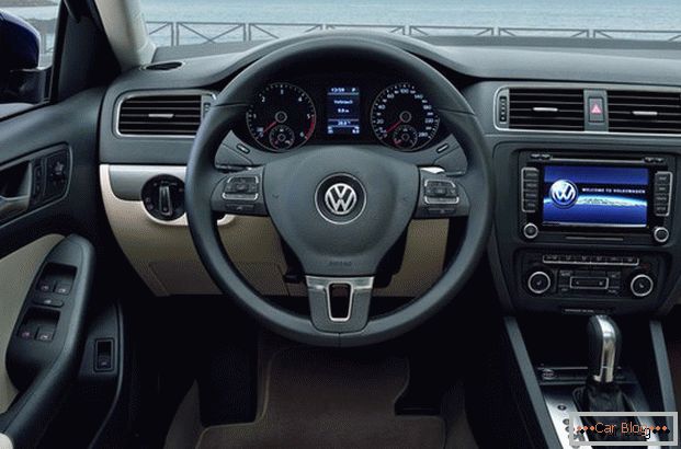 Salon Volkswagen Jetta will delight you with quality finishes and comfortable controls