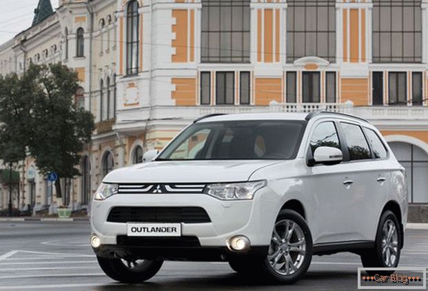 Outlander's automatic gearbox is perfectly combined with its engine.