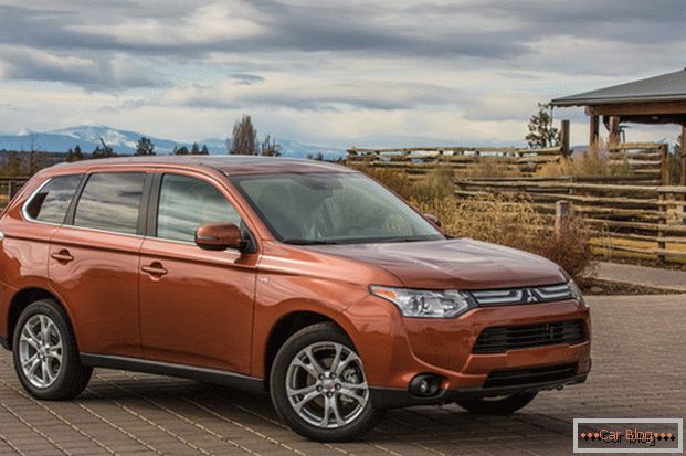 Car Mitsubishi Outlander combines smooth forms and brutal appearance