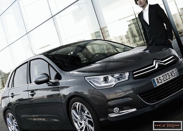 In the car Citroen C4 thought every detail