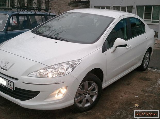 Car Peugeot 408 - simple and solid