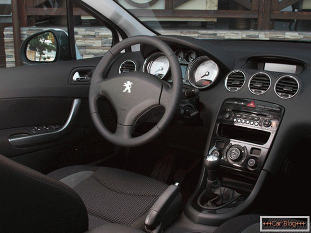 In the cabin Peugeot 408 вы найдёте всё, что необходимо для комфортной поездки