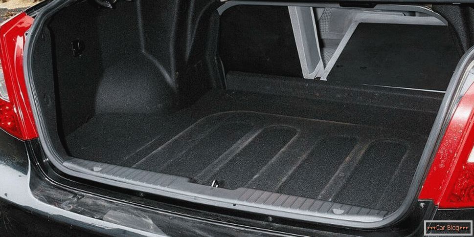 Chevrolet Lacetti baggage compartment