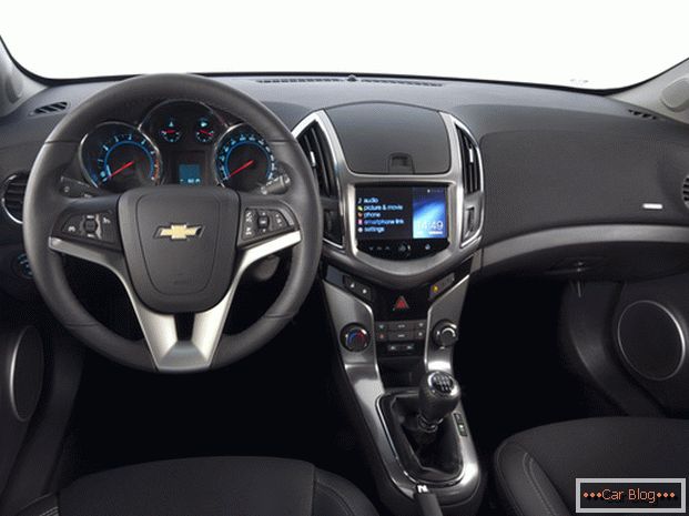 The first time will have to get used to the features of the dashboard Chevrolet Cruze
