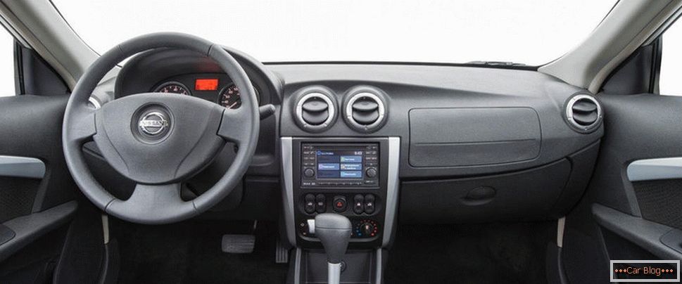 Nissan Almera display