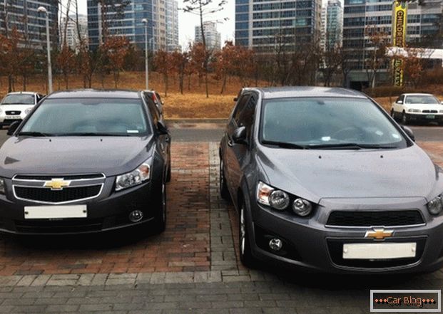 Cars in the back of a hatchback Chevrolet Aveo and Chevrolet Cruze - what to choose?