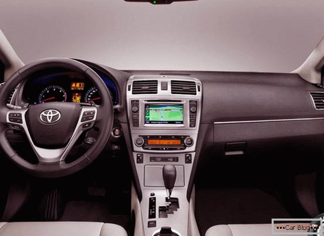 Toyota Avensis 2013 photo