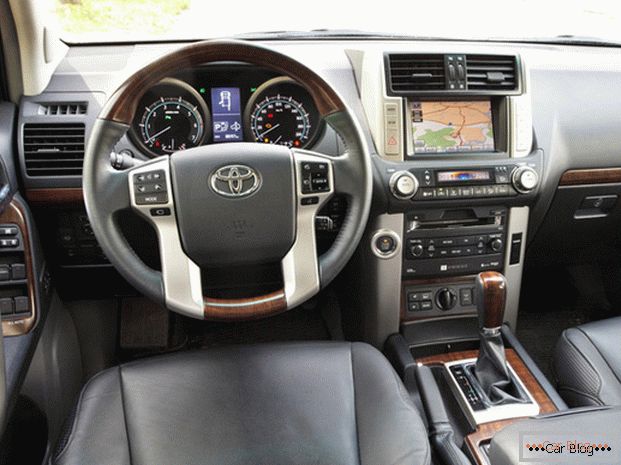 Saloon car Toyota Land Cruiser Prado отличается наличием прямых линий
