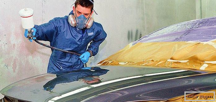 applying varnish on a car