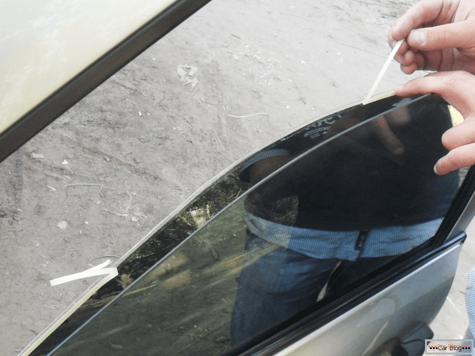 Installing removable tinting on the glass of the car